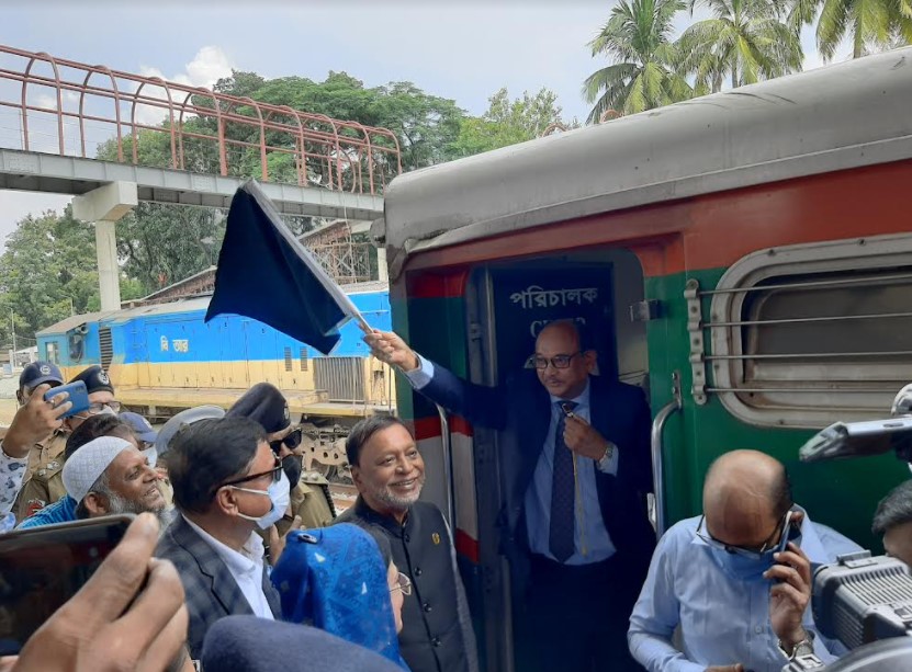 খেলার ছলে ট্রেনে ঢিল মারা এবং বিনা টিকিটে ট্রেনে চড়া বন্ধ করতেও সংশ্লিষ্টদের রেলপথ মন্ত্রীর নির্দেশনা