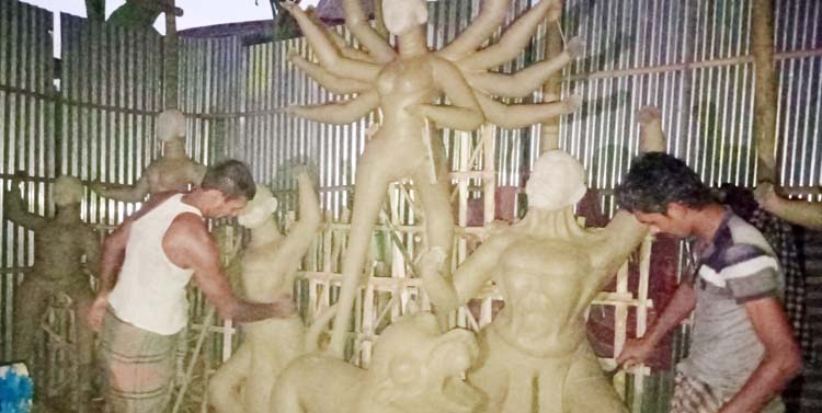 ব্রাহ্মণপাড়ায় প্রতিমা শিল্পীদের ব্যস্ততা
