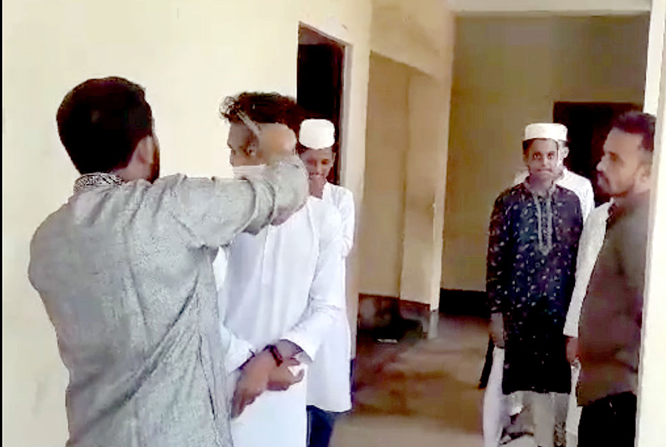 ৬ শিক্ষার্থীর চুল কেটে দেওয়া সেই শিক্ষক আটক
