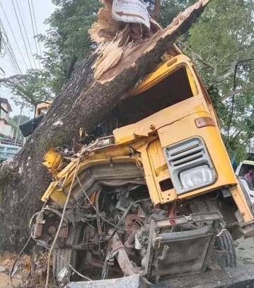 গাছের সঙ্গে ট্রাকের ধাক্কা, হেলপার নিহত