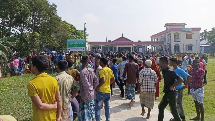 বসতঘরে স্বামীর ঝুলন্ত লাশ, মেঝেতে স্ত্রীর