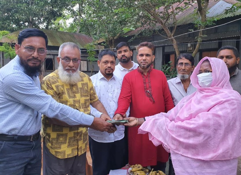 দেবিদ্বারে গ্রাম চিকিৎসক সমিতির মৃত সদস্যের পরিবারকে আর্থিক সহায়তা প্রদান