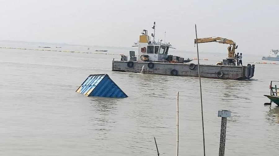 পাটুরিয়ায় ১৭ ট্রাক নিয়ে ফেরিডুবি