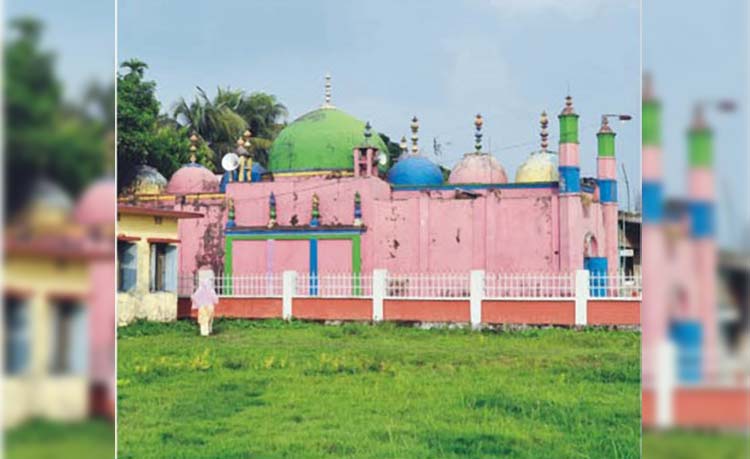  সংস্কারের অভাবে হারাতে বসেছে ৫শ’ বছরের পুরানো নূর মানিকচর মসজিদ