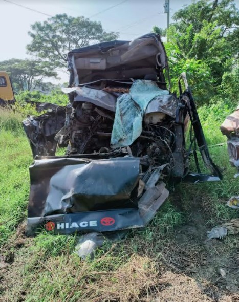 কুমিল্লায় দাঁড়িয়ে থাকা কাভার্ডভ্যানে মাইক্রোবাসের ধাক্কা, চালকসহ নিহত ২