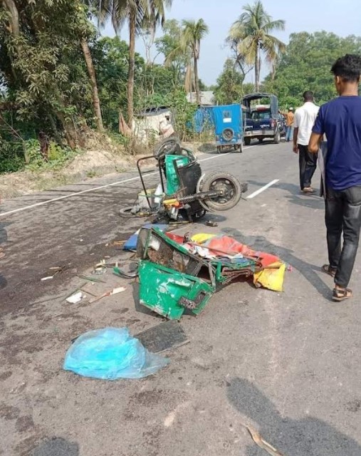 মনোহরগঞ্জে সড়ক দুর্ঘটনায় স্বামী-স্ত্রী নিহত