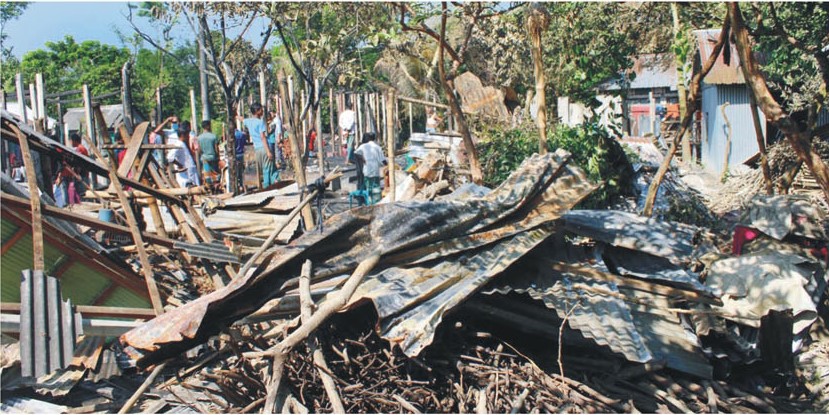 দেবীদ্বারে ভয়াবহ অগ্নিকাণ্ড খোলা আকাশের নিচে ১৪ পরিবার