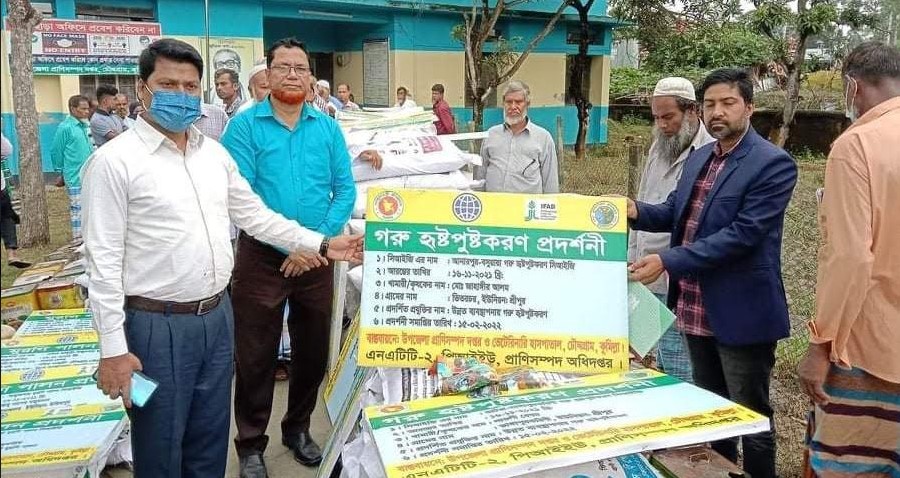 চৌদ্দগ্রামে সিআইজি খামারীদের মাঝে প্রদর্শনী উপকরণ বিতরণ