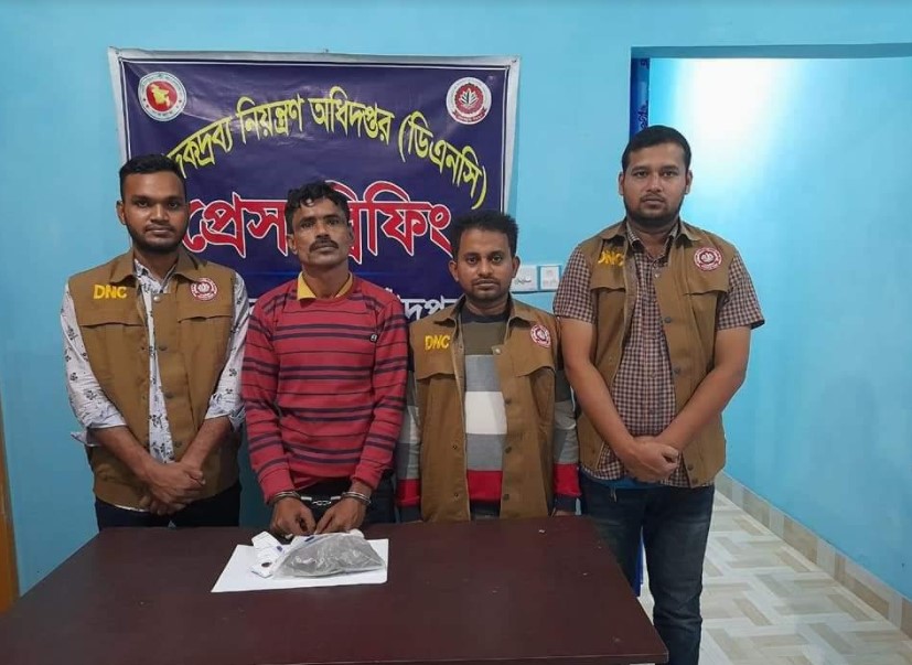 চাঁদপুর ডিএনসির অভিযানে সাড়ে ৬ শ পিস ইয়াবা ও গাঁজাসহ আটক দুই