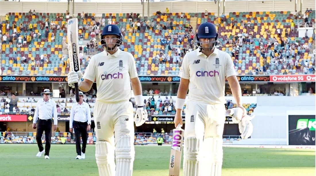 রুট-মালানের জুটিতে লড়াইয়ে ফিরেছে ইংল্যান্ড রুট-মালানের জুটিতে লড়াইয়ে ফিরেছে ইংল্যান্ড