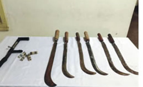 বরুড়ায় অস্ত্রসহ ডাকাত আটক বরুড়ায় অস্ত্রসহ ডাকাত আটক