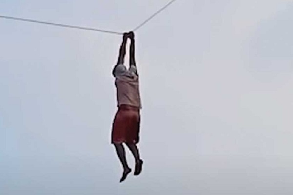 ঘুড়ির সঙ্গে ৩০ ফুট উঁচু উড়ে গেল যুবক, অতঃপর... (ভিডিও)