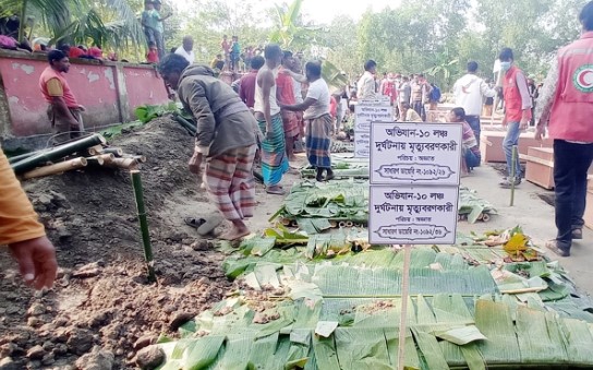 জড়িয়ে ধরে দগ্ধ হন মা-মেয়ে, এক কবরে দাফন