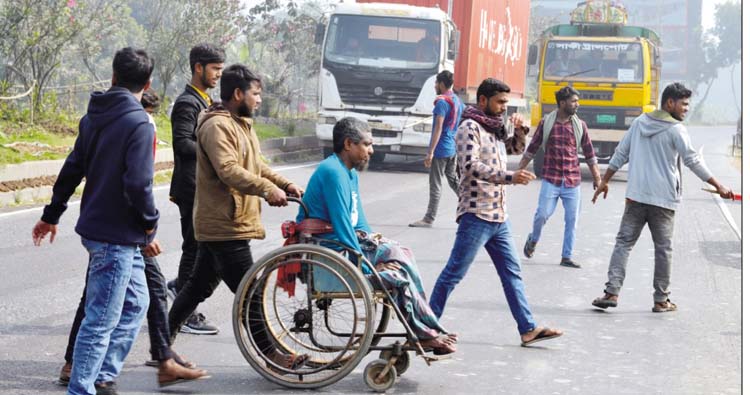 চান্দিনায় হুইল চেয়ারে চড়ে ভোট উৎসবে আবুল হেসেন