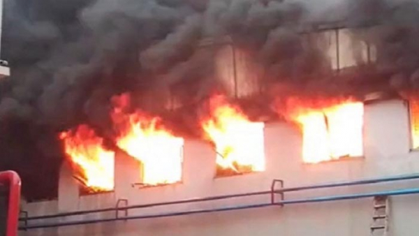 ৩ ঘণ্টায়ও নিয়ন্ত্রণে আসেনি নারায়ণগঞ্জের আগুন, বেড়েছে ইউনিট