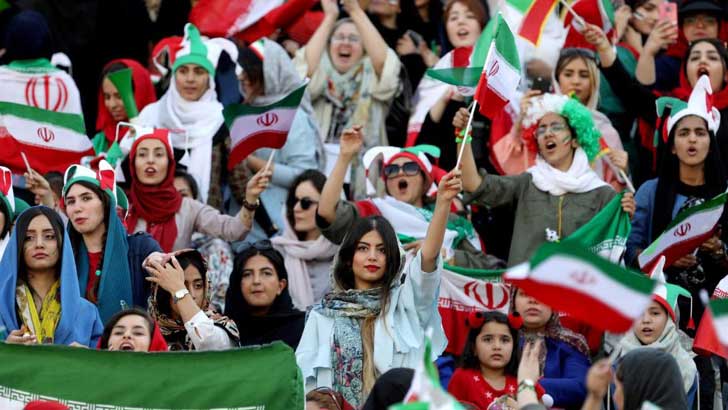 স্টেডিয়ামে বসে খেলা দেখল ইরানের নারীরা!