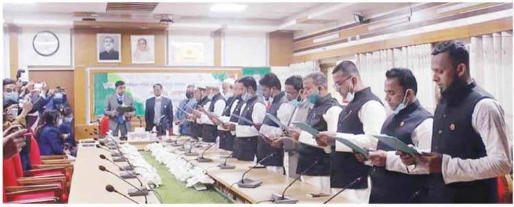 কুমিল্লার ২ উপজেলার ১৮ ইউপির নবনির্বাচিত চেয়ারম্যানদের শপথ কুমিল্লার ২ উপজেলার ১৮ ইউপির নবনির্বাচিত চেয়ারম্যানদের শপথ