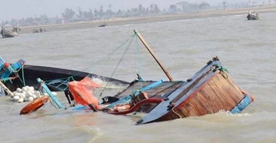 বঙ্গোপসাগরে ঝড়ের কবলে পড়ে ১৮ ট্রলারডুবি