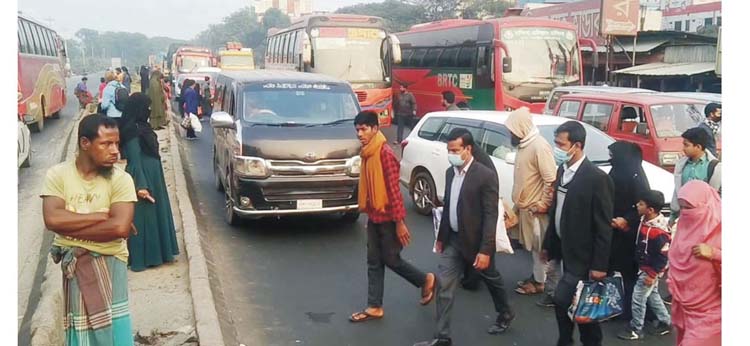গাড়ি থামিয়ে মহাসড়ক পারাপার, যানজট নিত্য সঙ্গী