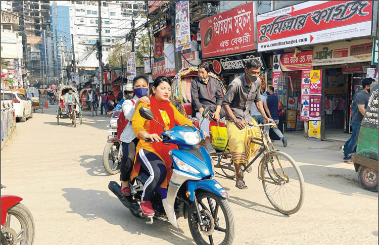 প্রয়োজনেই বাইক চালাচ্ছেন কুমিল্লার নারীরা