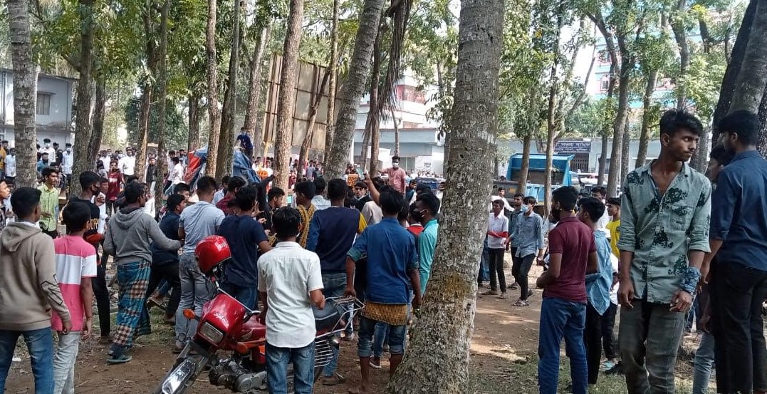  দেবীদ্বারে টিকা কেন্দ্রে শিক্ষার্থীদের ধাওয়া পাল্টা-ধাওয়া