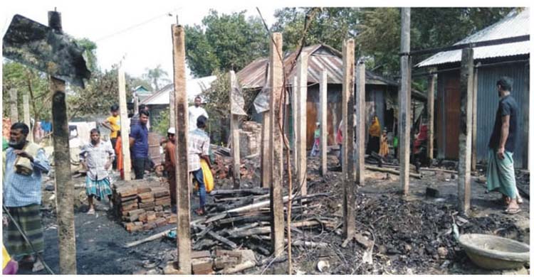 বৈদ্যুতিক শর্টসার্কিটের আগুনে পুড়লো ৫ ঘর