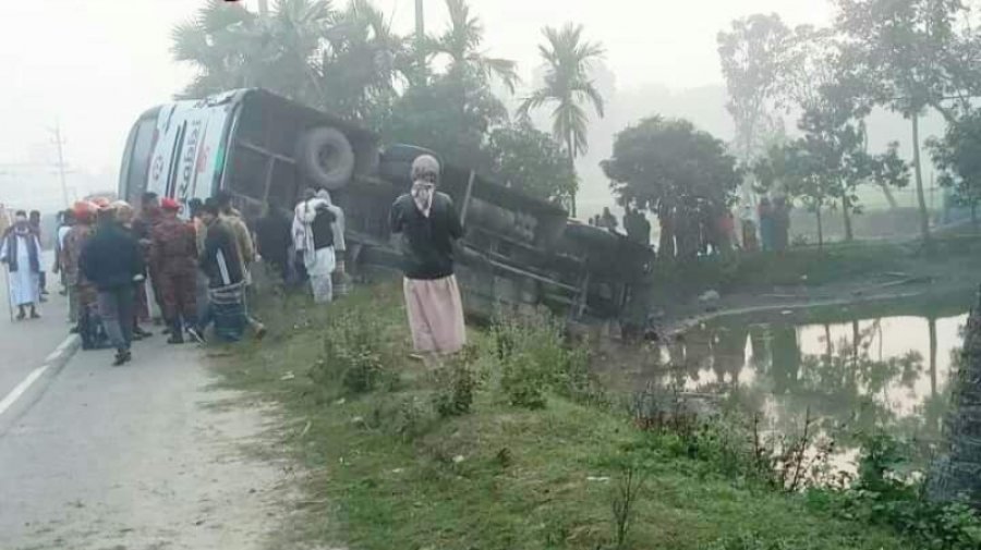 বাস নিয়ন্ত্রণ হারিয়ে খাদে, চালক নিহত