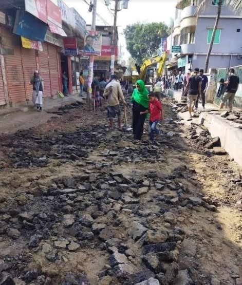 দেবিদ্বারে পিচের রাস্তা কেটে ইটের সলিং! পথচারীদের দুর্ভোগ বেড়েছে দ্বিগুন 