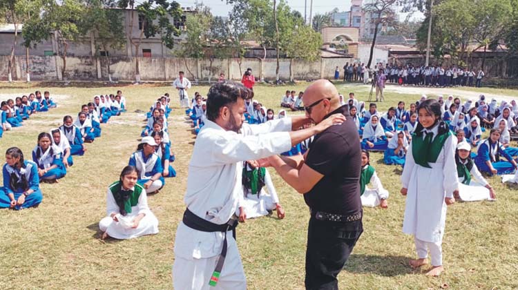 প্রতিটি জায়গায় মেয়েদের অগ্রাধিকার দেওয়া উচিত-- চিত্রনায়ক রুবেল প্রতিটি জায়গায় মেয়েদের অগ্রাধিকার দেওয়া উচিত-- চিত্রনায়ক রুবেল