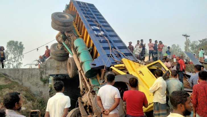 নিয়ন্ত্রণ হারিয়ে ট্রাক খাদে, চালক নিহত