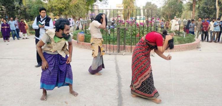 কুবিতে ‘পাগল পাগল বদ্ধ পাগল’ পথ নাটক প্রদর্শিত