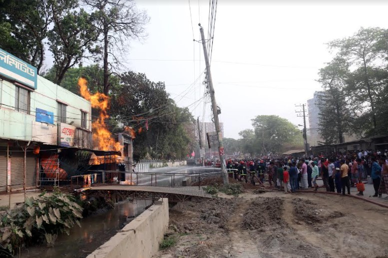 কুমিল্লার শাকতলা এলাকায় গ্যাস লাইনের লিকেজ থেকে অগ্নিকান্ড 