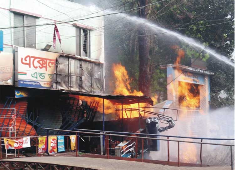 কুমিল্লায় গ্যাস লাইনের লিকেজ থেকে অগ্নিকাণ্ড