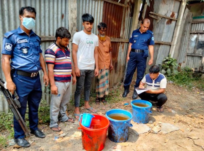 দাউদকান্দিতে ভেজাল মিশ্রিত সয়াবিন তেলসহ গ্রেফতার ৩