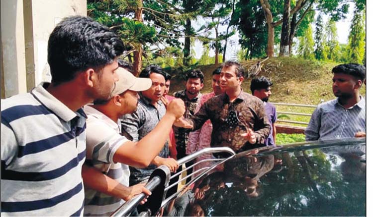 কুবি উপাচার্যের গাড়ি আটকিয়ে ছাত্রলীগের বাকবিতণ্ডা কুবি উপাচার্যের গাড়ি আটকিয়ে ছাত্রলীগের বাকবিতণ্ডা