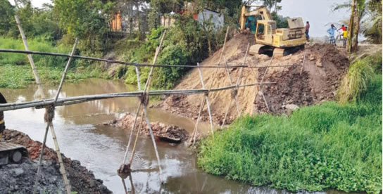 মুরাদনগরের নিমাইজুড়ি নদীতে নির্মাণ করা বাঁধ অপসারণ মুরাদনগরের নিমাইজুড়ি নদীতে নির্মাণ করা বাঁধ অপসারণ