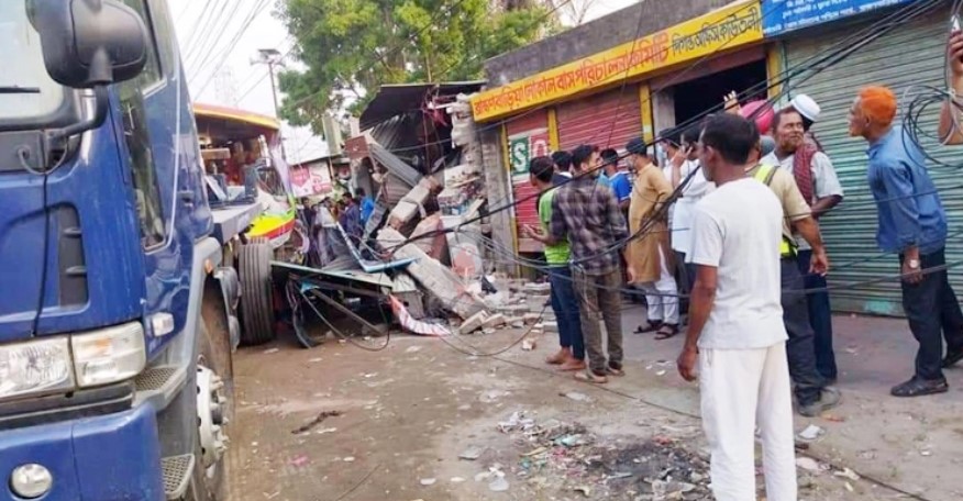 ব্রাহ্মণবাড়িয়ায় অটোরিকশা-মোটরসাইকেলসহ দোকানে ঢুকে পড়লো বাস, নিহত ১