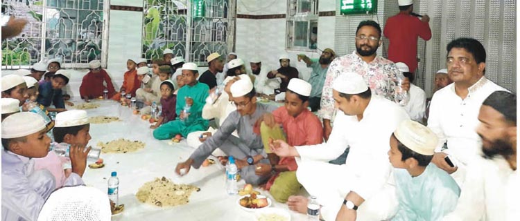 এতিমদের সাথে ইফতার করলেন এমপি রাজি