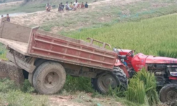 সিরাজগঞ্জে মাটিবাহী ট্রাক্টর উল্টে চালক নিহত