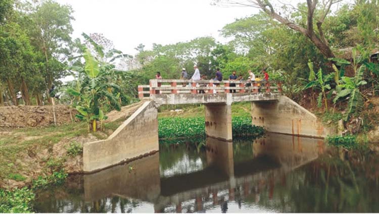 ৩০ লাখ টাকার সেতুটি কাজে আসছে না মানুষের