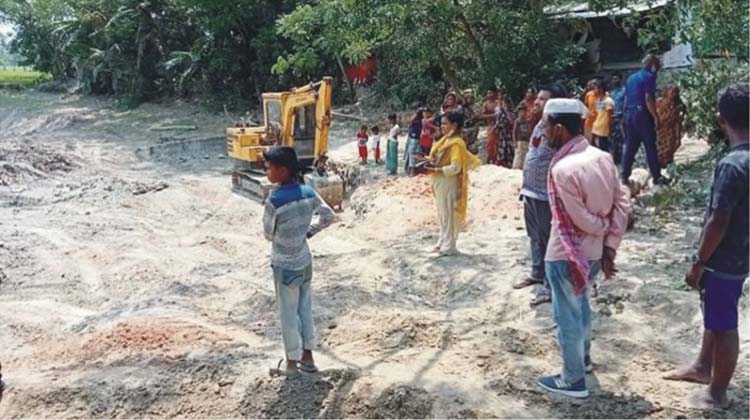 লালমাইয়ে অবৈধভাবে মাটি কাটায় জরিমানা 