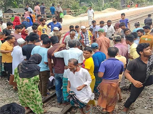 চলন্ত ট্রেনের নিচে শুয়ে পড়লেন বৃদ্ধ