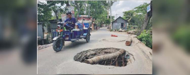  ভাঙ্গা কালভার্টে ঝুঁকি নিয়ে চলাচল