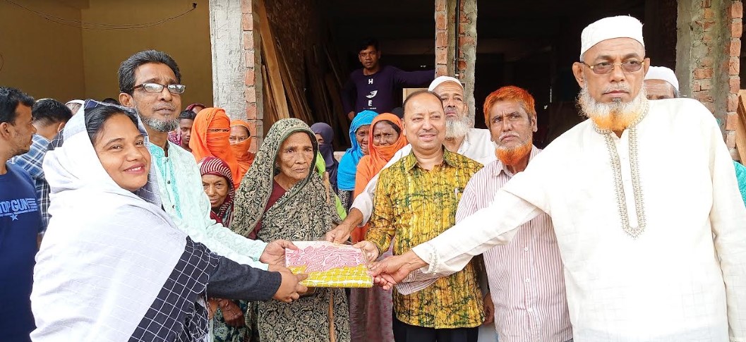 ব্রাহ্মণপাড়ায় অসহায় ও হত দরিদ্রদের মধ্যে ঈদ উপহার প্রদান