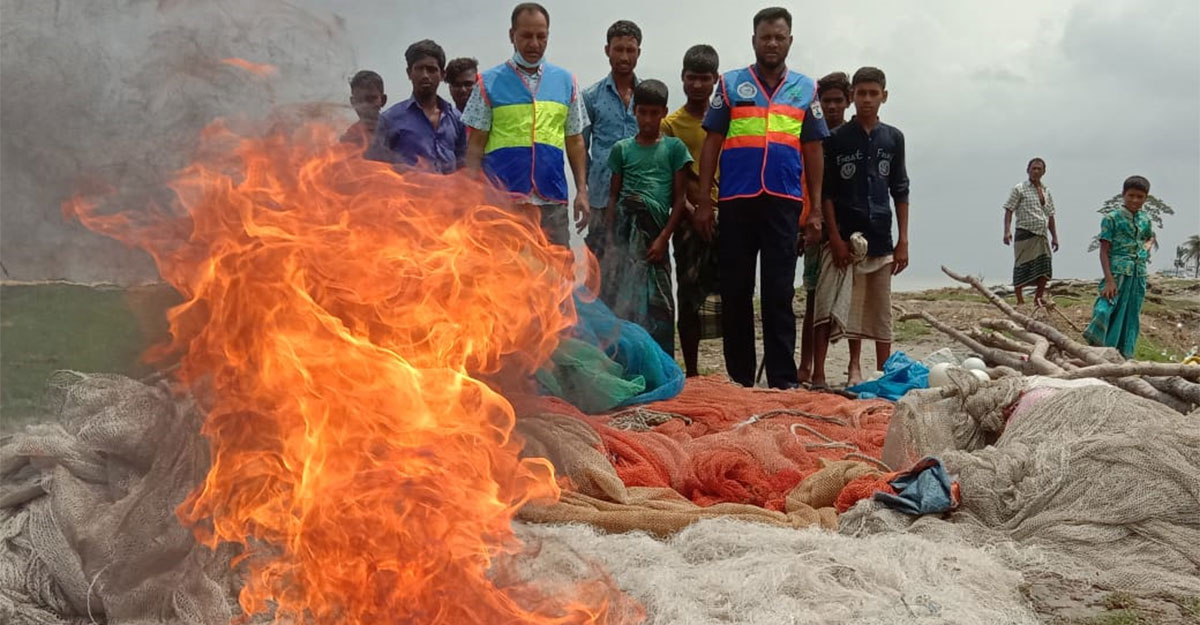 নোয়াখালীতে দেড় কোটি টাকার জাল পুড়ে দিল নৌ পুলিশ