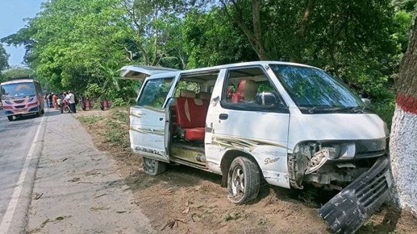 মোটরসাইকেলে মাইক্রোবাসের ধাক্কা, প্রাণ গেল দুই বন্ধুর