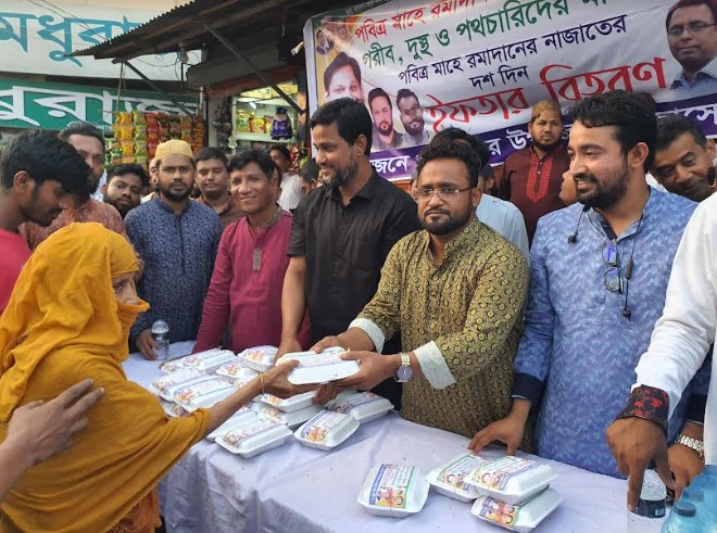 দেবিদ্বারে পথচারী ও দুস্থদের মাঝে স্বেচ্ছাসেবক লীগের ইফতার বিতরণ