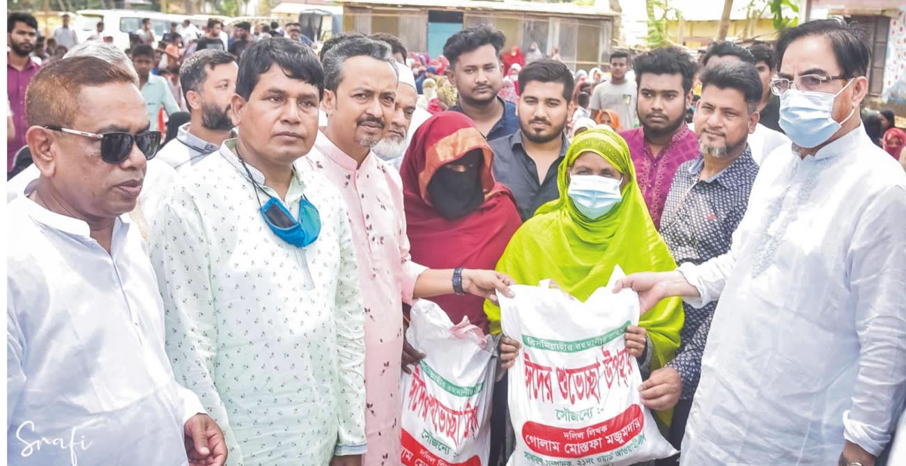 ২১ নং ওয়ার্ডের তিন হাজার অসহায় পরিবারের মাঝে ঈদ সামগ্রী বিতরণ