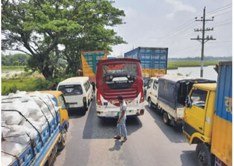 ঢাকা-চট্টগ্রাম মহাসড়কে দীর্ঘ যানজট, ভোগান্তি 