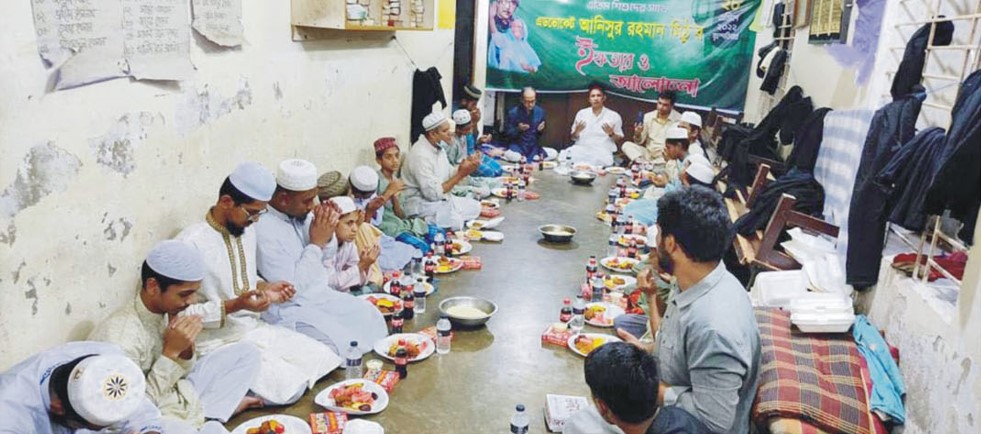 এতিমদের সাথে মেয়র পদপ্রার্থী আনিসুর রহমান মিঠু’র ইফতার